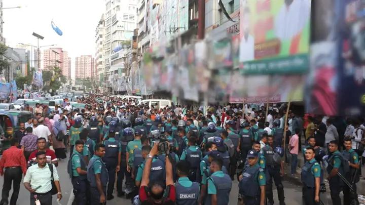 নয়াপল্টনে পুলিশের ব্যাপক উপস্থিতি, সতর্ক বিএনপির নেতাকর্মীরা নয়াপল্টনে_পুলিশের_ব্যাপক_উপস্থিতি_সতর্ক_বিএনপির_নেতাকর্মীরা